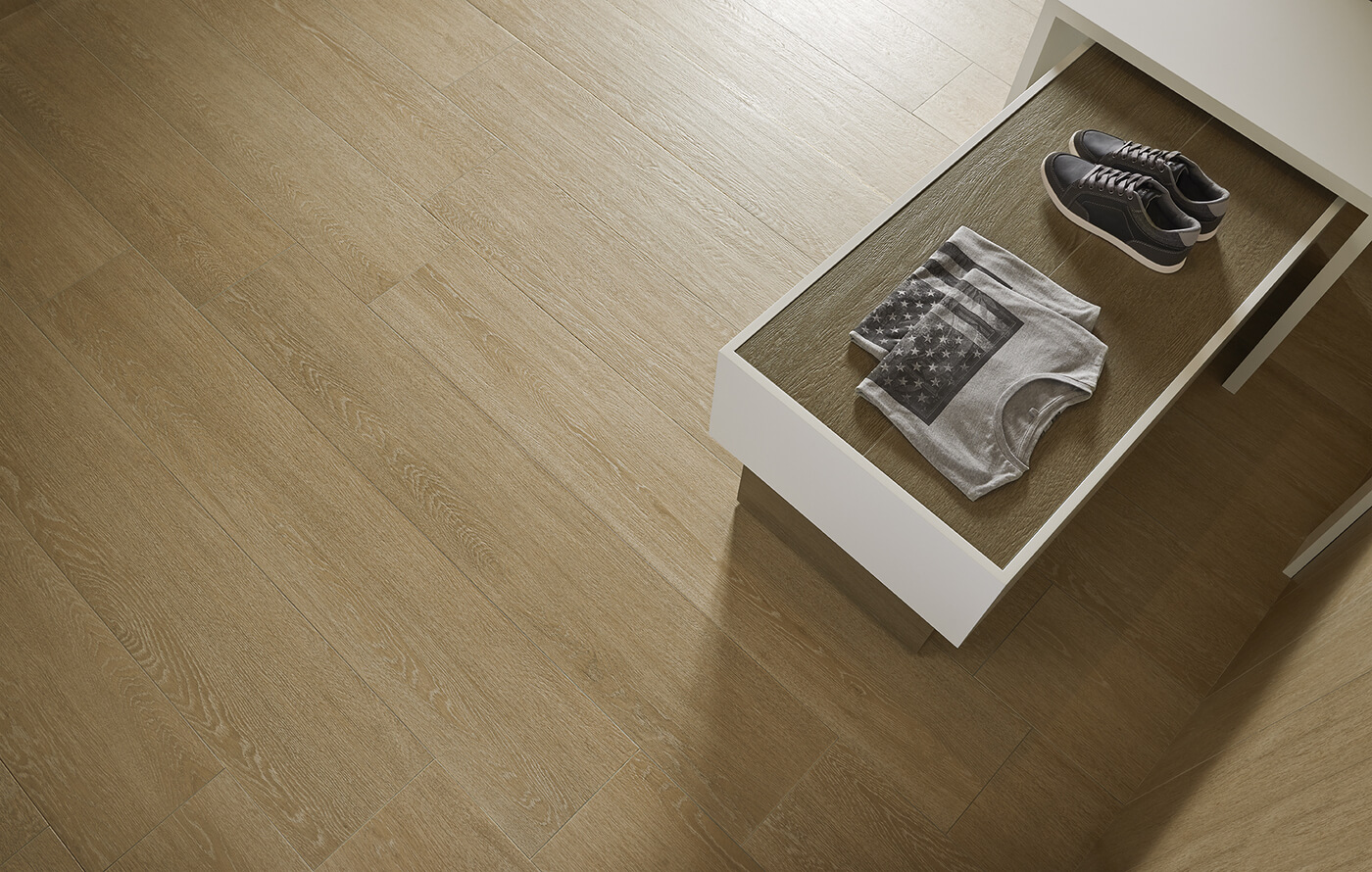 Savia Roble 24.8x150 - Keraben - Ambiente Savia Roble 24.8x150 - Emisan Azulejos